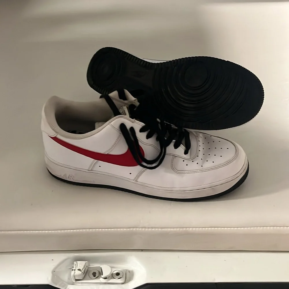 Nike White and Red Sneakers Classic Design - Picture 2 of 3